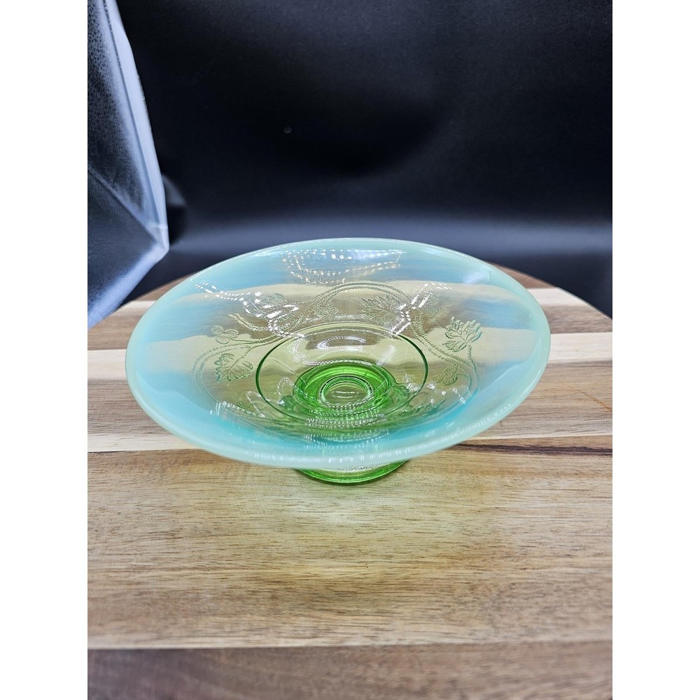 Vintage Green Irridescent Footed Bowl Leaf Berry‎ Design Green Glass - Picture 3 of 10
